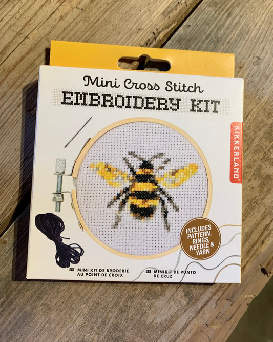 Broderikit - bi
