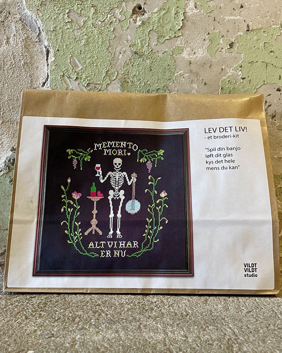 MEMENTO MORI - Alt vi har er nu -  Broderikit
